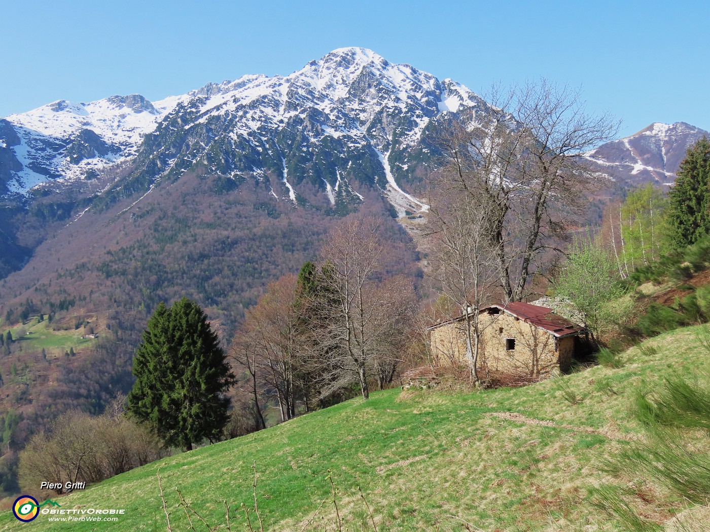 35 Baita in disuso con vista in Corna Piana.JPG